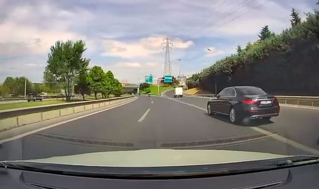 Basın Ekspreste aracıyla diğer sürücünün önüne kıran trafik magandası bununla yetinmeyerek küfür ve hakaretler savurdu