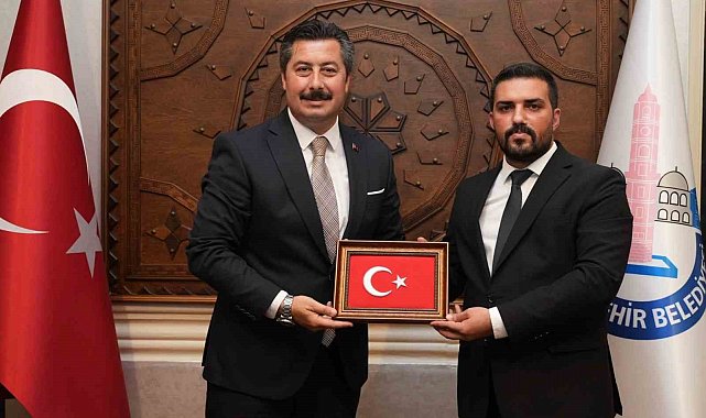 Başkan Ercan Özel ülkücü gençlikle omuz omuza