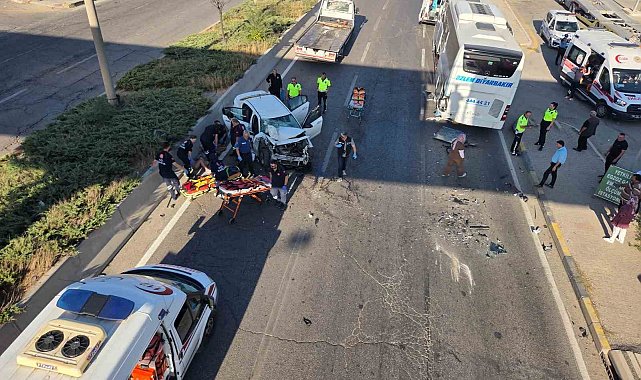Başkentte otomobil otobüse çarptı: 2 yaralı