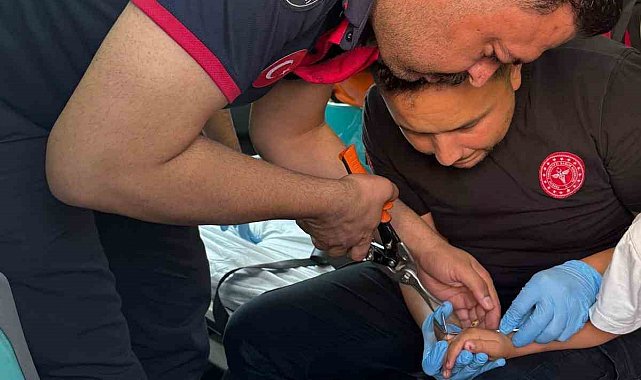 Batman'da çocuğun parmağına sıkışan cisim çıkarıldı