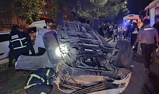 Batman'da hafif ticari araç devrildi: 2 yaralı