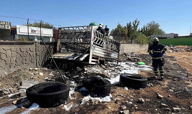 Batman'da kamyonet römorkunda bulunan lastiklerle yandı