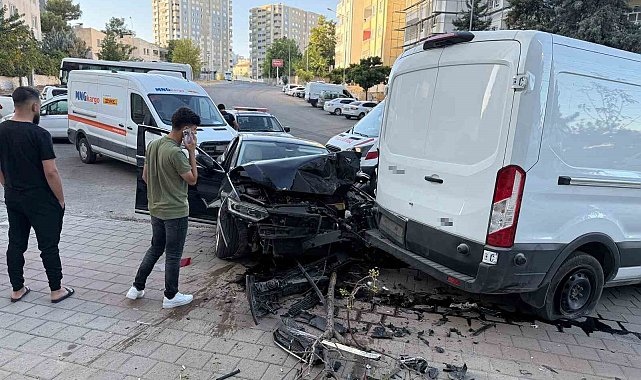 Batman'da otomobil ile minibüs çarpıştı: 1 yaralı