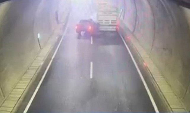 Batman'da tıra çarpan pikap hurdaya döndü: 1 yaralı