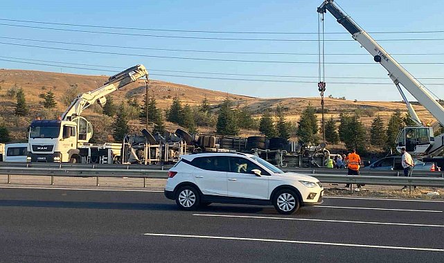 Beton mikseri otomobilin üzerine devrildi: 6 yaralı
