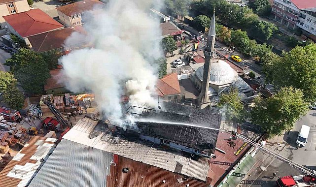 Beykoz'da 3 katlı binanın çatısında korkutan yangın