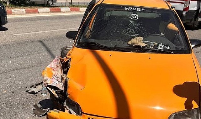 Bilecik'te otomobil aydınlatma direğine çarptı: 2 yaralı