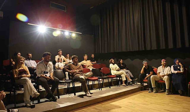 Bilet alan seyirci, bu kez oyuna dahil oldu