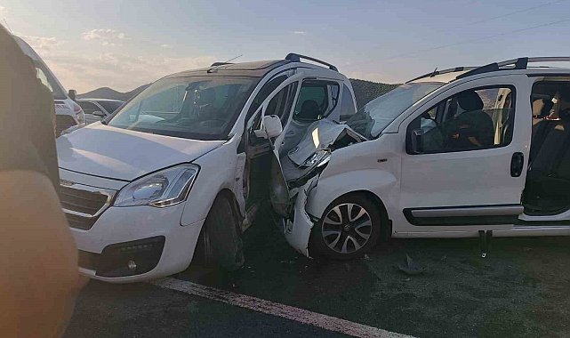 Bingöl'de iki hafif ticari araç çarpıştı: 11 yaralı