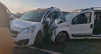 Bingöl'de iki hafif ticari araç çarpıştı: 11 yaralı