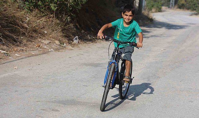 Bisiklet alma hayaliyle su satan 9 yaşındaki çocuk, hayırseverlerin hediye ettiği bisikletiyle ilk pedalını çevirdi