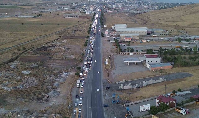 Bitlis-Tatvan kara yolunda kilometrelerce araç kuyruğu oluştu