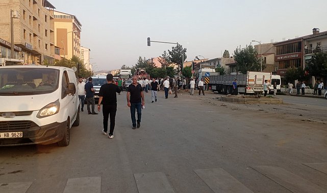 Bitlis'te freni boşalan tır, 8 aracı kullanılmaz hale getirdi