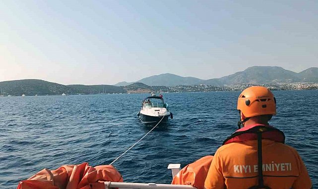 Bodrum açıklarında arızalanan ve sürüklenen tekne kurtarıldı