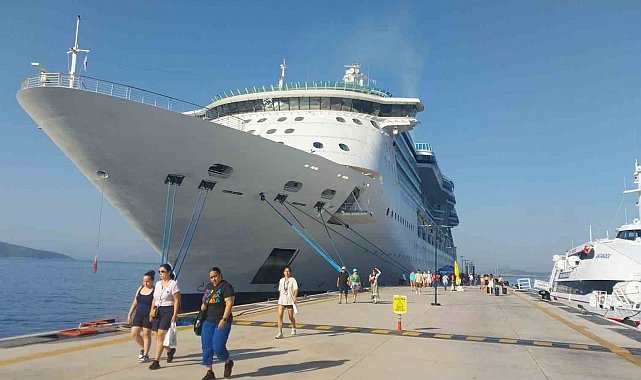 Bodrum'a 2 gemi 3 bin 906 yolcu getirdi