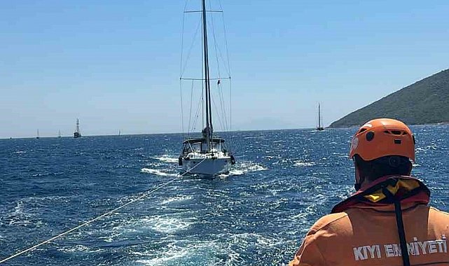 Bodrum'da arızalanan ve açık denizde sürüklenen tekne kurtarıldı