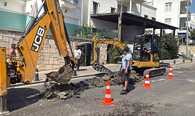 Bodrum'da su hattı patladı, işyeri ve depo sular altında kaldı