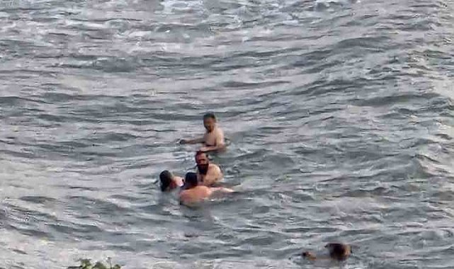 Boğulma tehlikesi geçiren 3 kadını vatandaşlar kurtardı