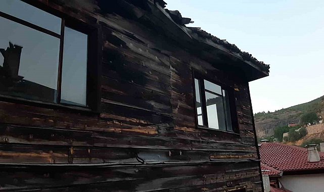 Bolu'da 3 katlı evin çatı katında çıkan yangın söndürüldü