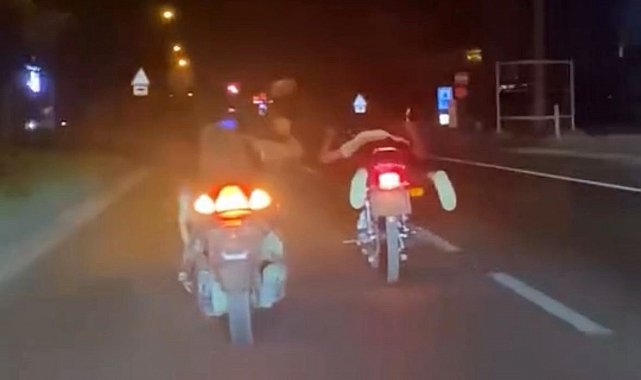 Bolu'da D-100'de motosikletin üstünde yatarak tehlikeli yolculuk yapan magandalar kamerada