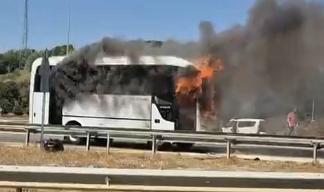 Bolu'da seyir halindeki midibüs alev alev yandı