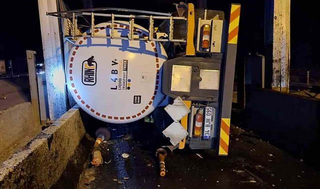 Bolu'da tanker gişelere çarpıp devrildi: 1 yaralı