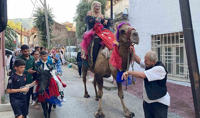 Böyle düğün görülmedi, anne deveye sünnet çocuğu Midilliye bindi