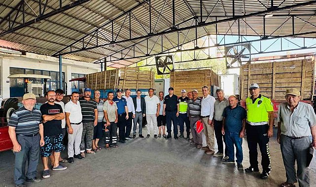 Bozdoğan'da traktörlere reflektör dağıtımı