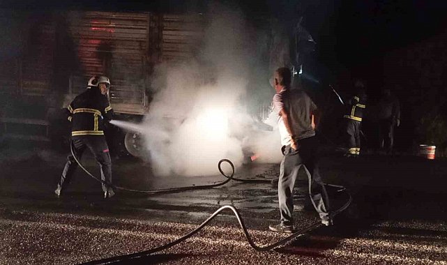 Buğday yüklü tır seyir halindeyken yandı