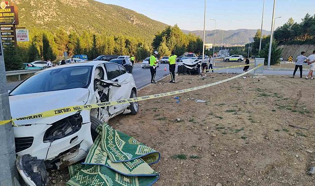 Burdur-Antalya karayolunda otomobiller çarpıştı, 1'i ağır 2 yaralı