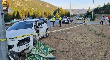 Burdur-Antalya karayolunda otomobiller çarpıştı, 1'i ağır 2 yaralı