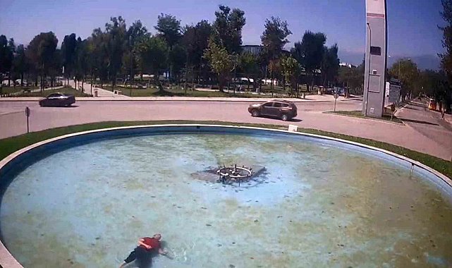 Bursa'da alkollü şahıs süs havuzuna düştü