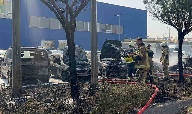 Bursa'da AVM otoparkında yangın: 6 araç kül oldu