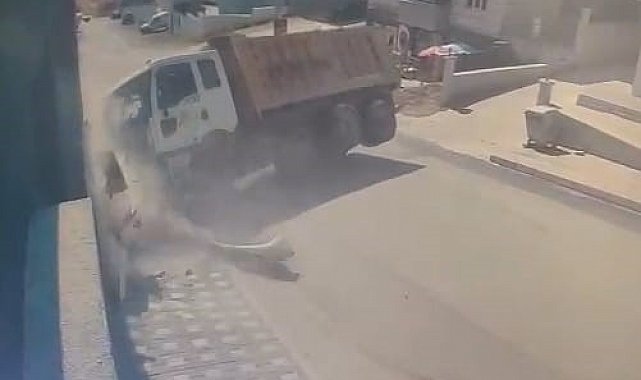 Bursa'da freni patlayan kamyon site duvarına çarptı