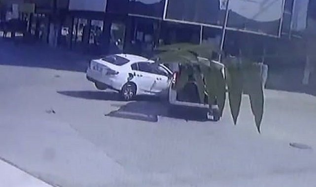 Bursa'da kaza anı kamerada: 1 yaralı