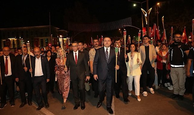 Büyük Zafer'in 103. yılı bayrak yürüyüşü ve fener alayı ile taçlandı