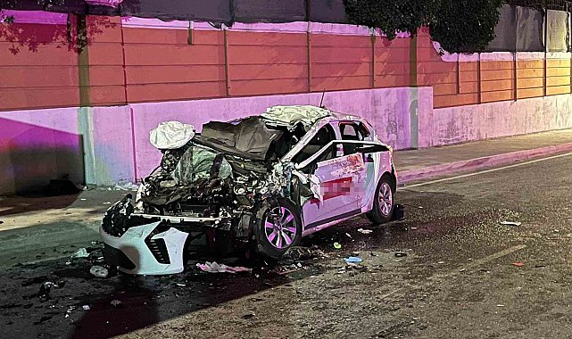 Büyükçekmece'de otomobil, TIR'a arkadan çarptı : 1 ölü, 4 yaralı