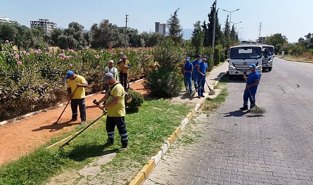 Büyükşehir ekipleri Nazilli'de temizlik ve peyzaj çalışması gerçekleştirdi
