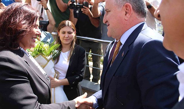 Büyükşehir'in ilk misafiri Bakan Bak oldu