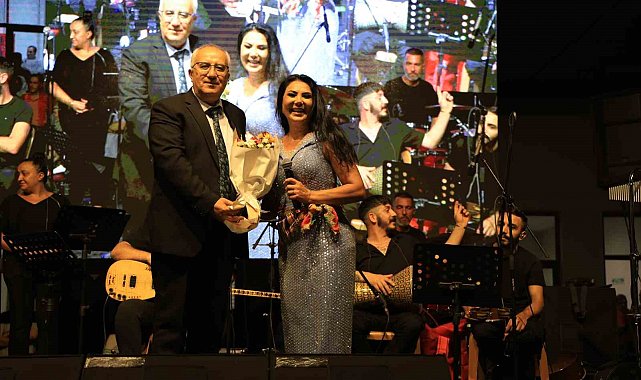 Çamelili vatandaşlar Ayşe Dinçer ile coşku dolu bir konser yaşadı