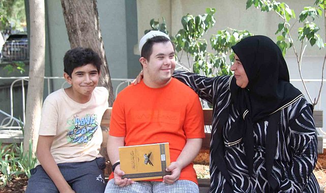 Cami aşığı down sendromlu genç çevresine neşe saçıyor