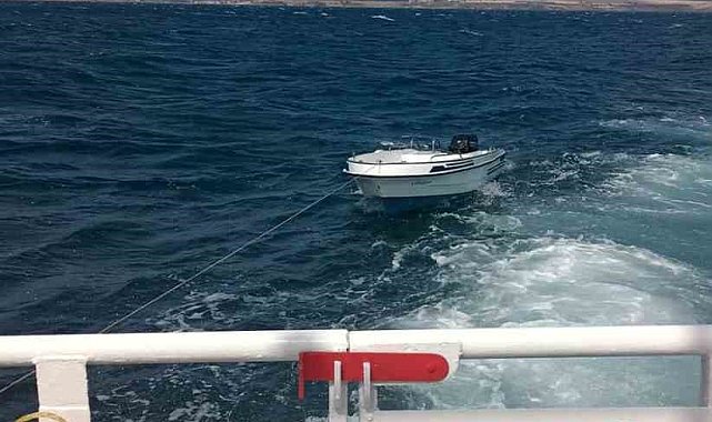 Çanakkale Boğazı'nda başıbos sürüklenen tekne yedeklenerek Lapseki Balıkçı Barınağı'na yanaştırıldı