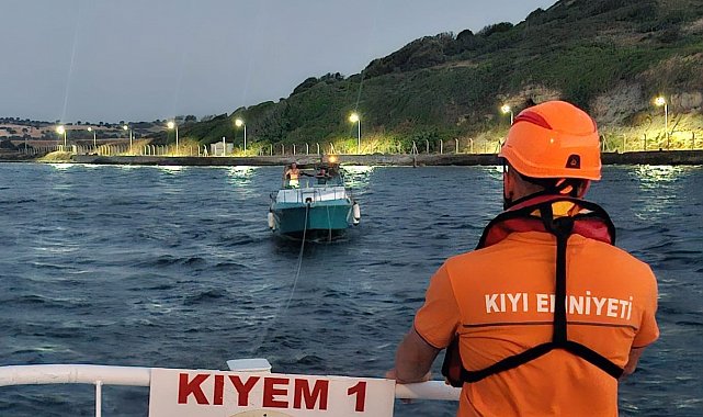 Çanakkale Boğazı'nda içinde 2 kişinin bulunduğu tekne kurtarıldı