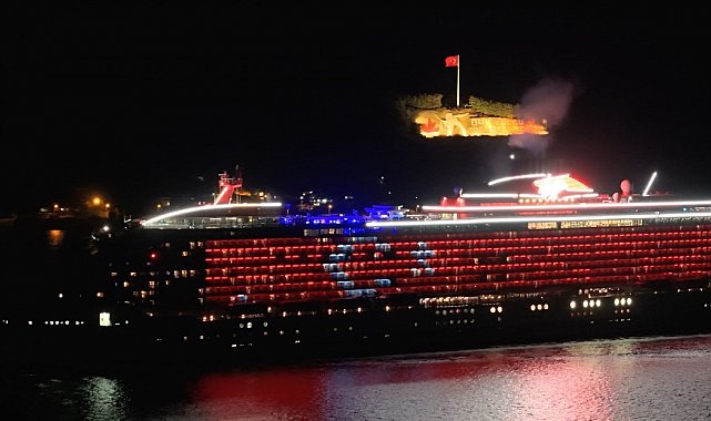 Çanakkale Boğazı'ndan geçen kruvaziyer, gövdesine Türk bayrağını yansıttı