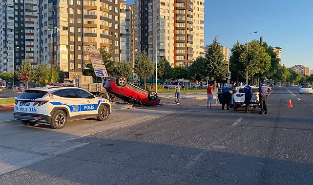 Çarpışan otomobillerden biri takla attı: 2 yaralı
