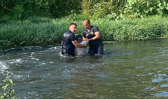 Çaya atlayan şahsı ekipler son anda kurtardı