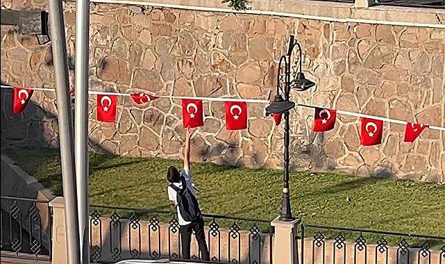 Çocuğun bayrak hassasiyeti kamerada