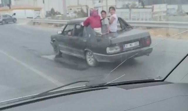 Çocukların, arka camı olmayan TOFAŞ'tan dışarı çıkarak yaptıkları ölümüne yolculuk kamerada