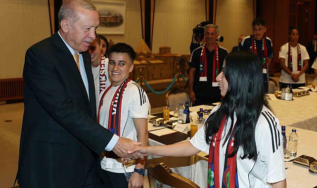 Cumhurbaşkanı Erdoğan, Yüksekovaspor Kadın Futbol Takımı'nı kabul etti