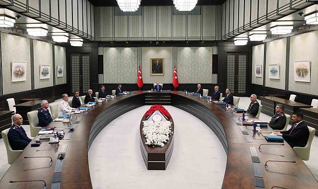 Cumhurbaşkanı Recep Tayyip Erdoğan başkanlığındaki Yüksek Askeri Şura Toplantısı Cumhurbaşkanlığı Külliyesi'nde başladı.